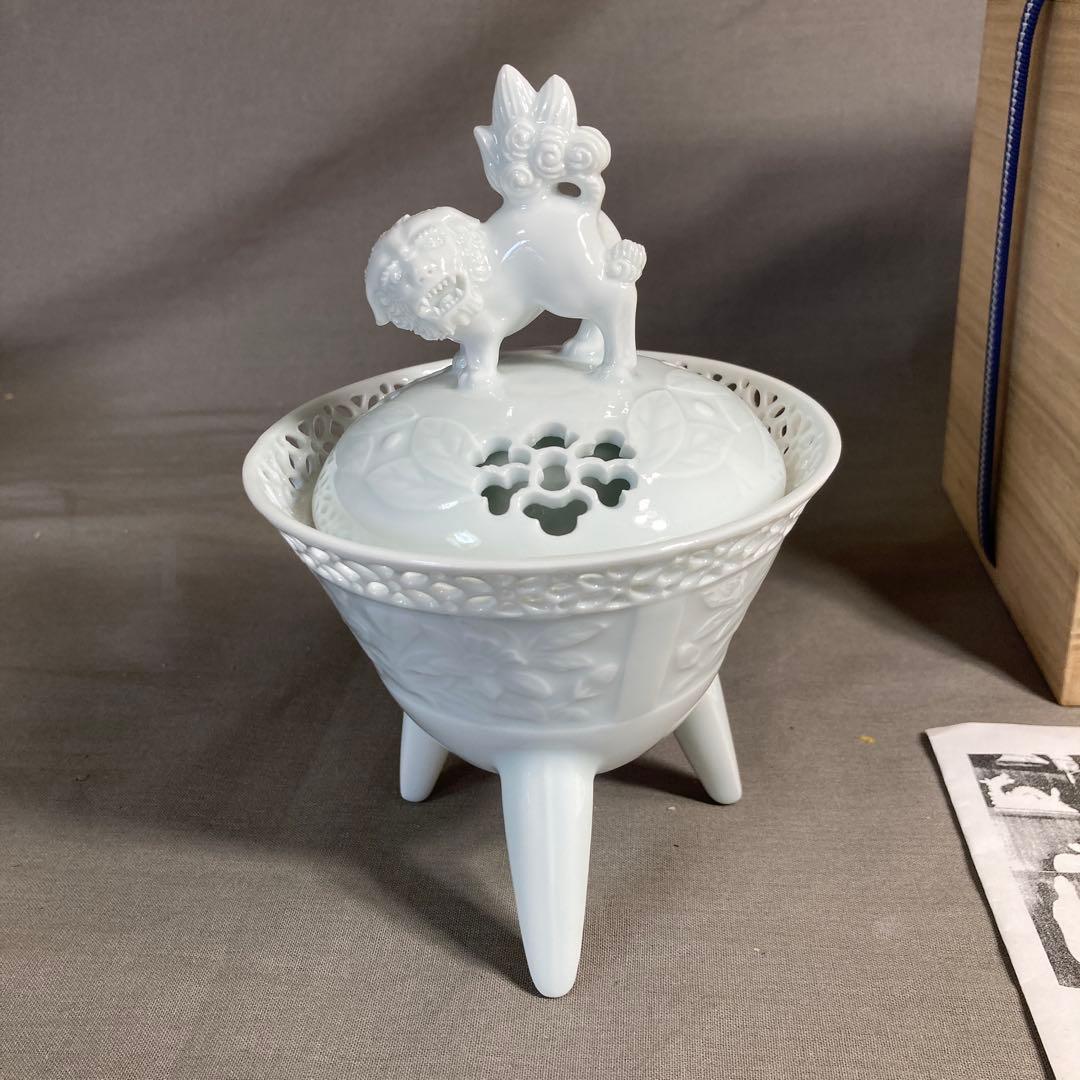 【樋渡陶六】白磁彫の伝統　日本工芸会　肥蝶山　樋渡陶六作　青白磁草花彫　獅子香炉