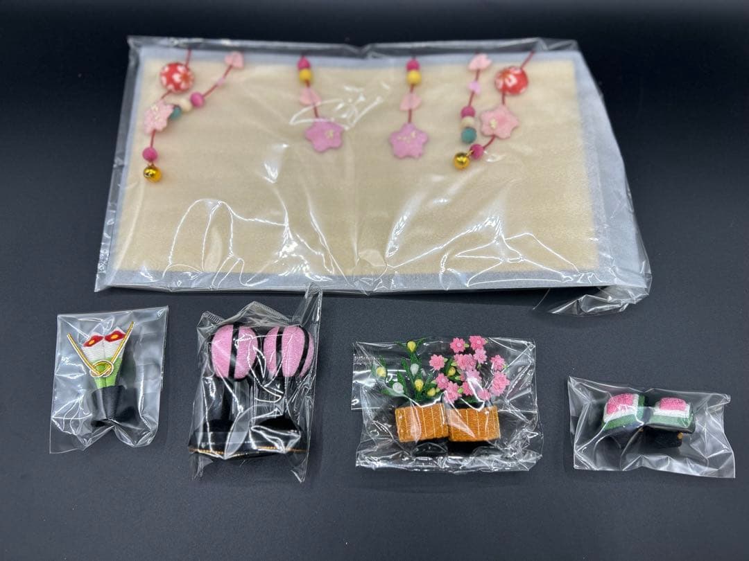 雛人形 10体セット 赤い台付き