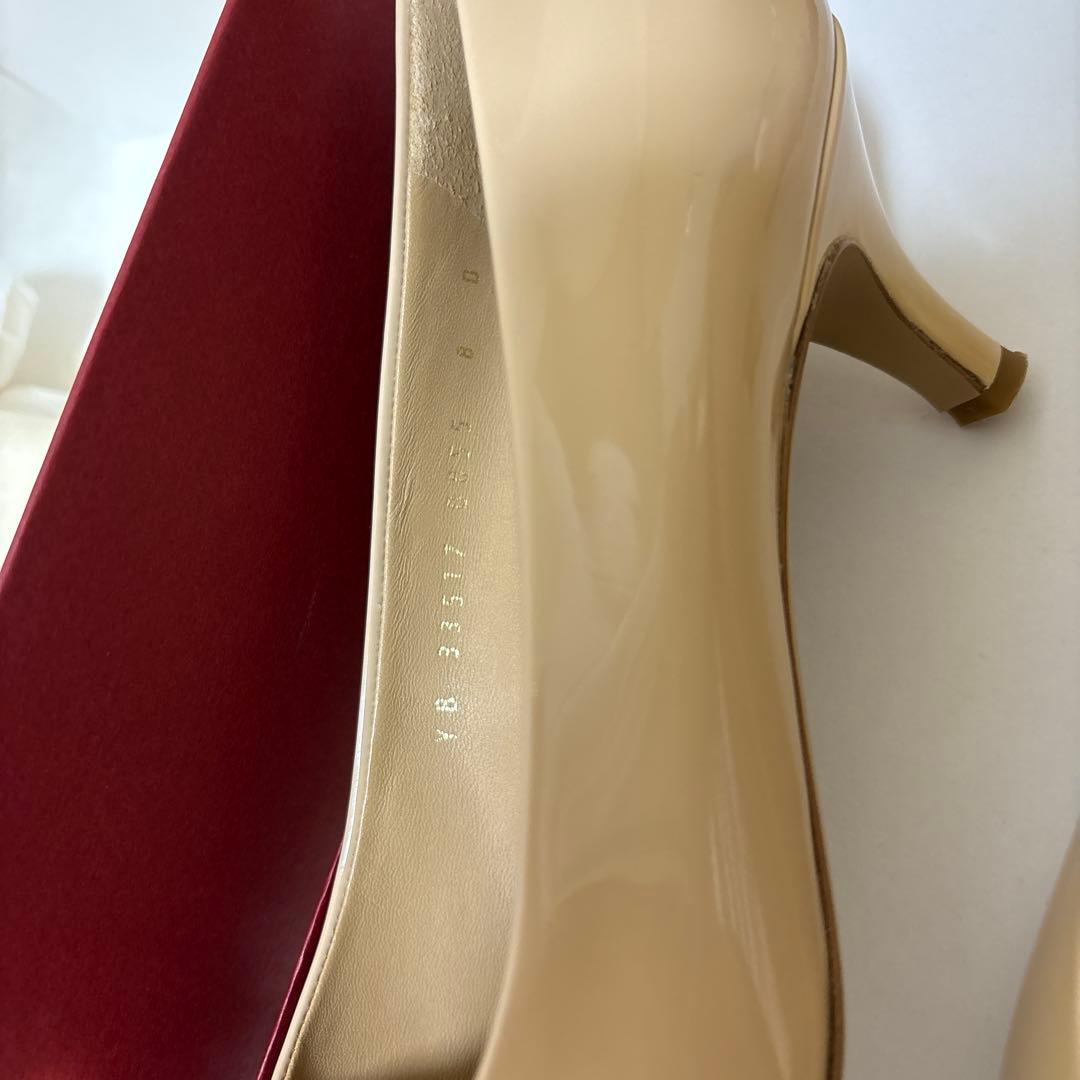 1回使用　Ferragamo ヴァラリボン　エナメルパンプス　ベージュ　8D