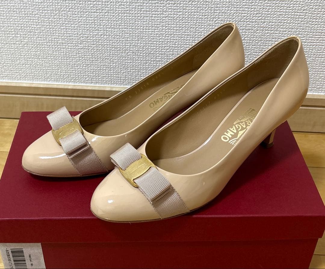 1回使用　Ferragamo ヴァラリボン　エナメルパンプス　ベージュ　8D