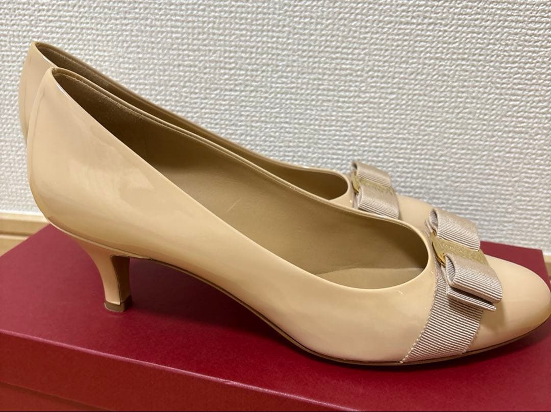 1回使用　Ferragamo ヴァラリボン　エナメルパンプス　ベージュ　8D