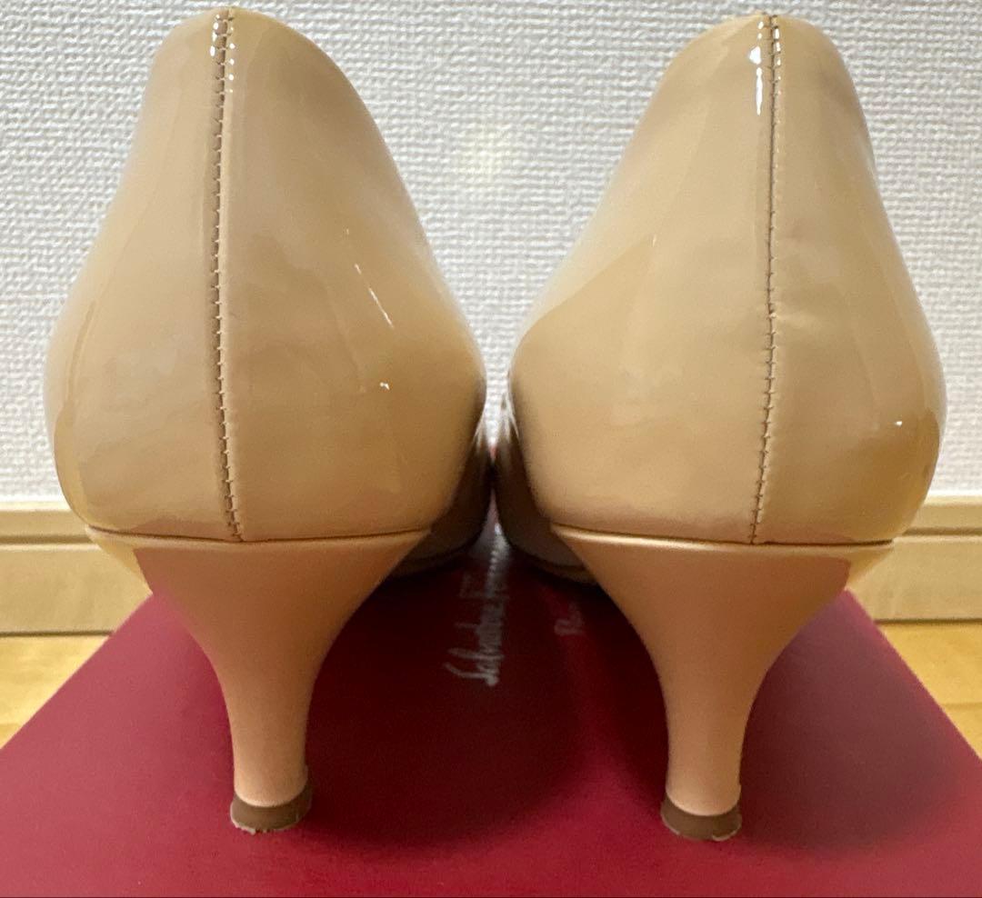 1回使用　Ferragamo ヴァラリボン　エナメルパンプス　ベージュ　8D