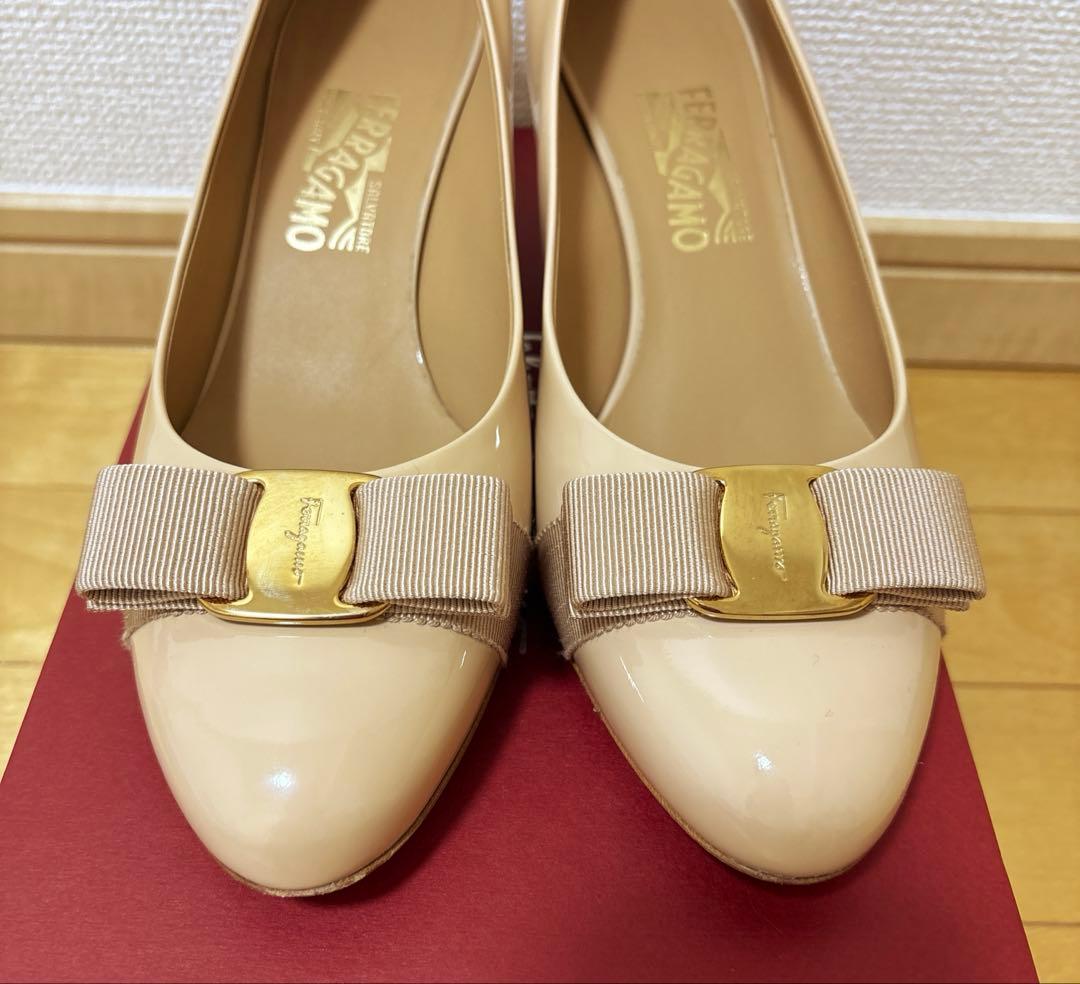 1回使用　Ferragamo ヴァラリボン　エナメルパンプス　ベージュ　8D