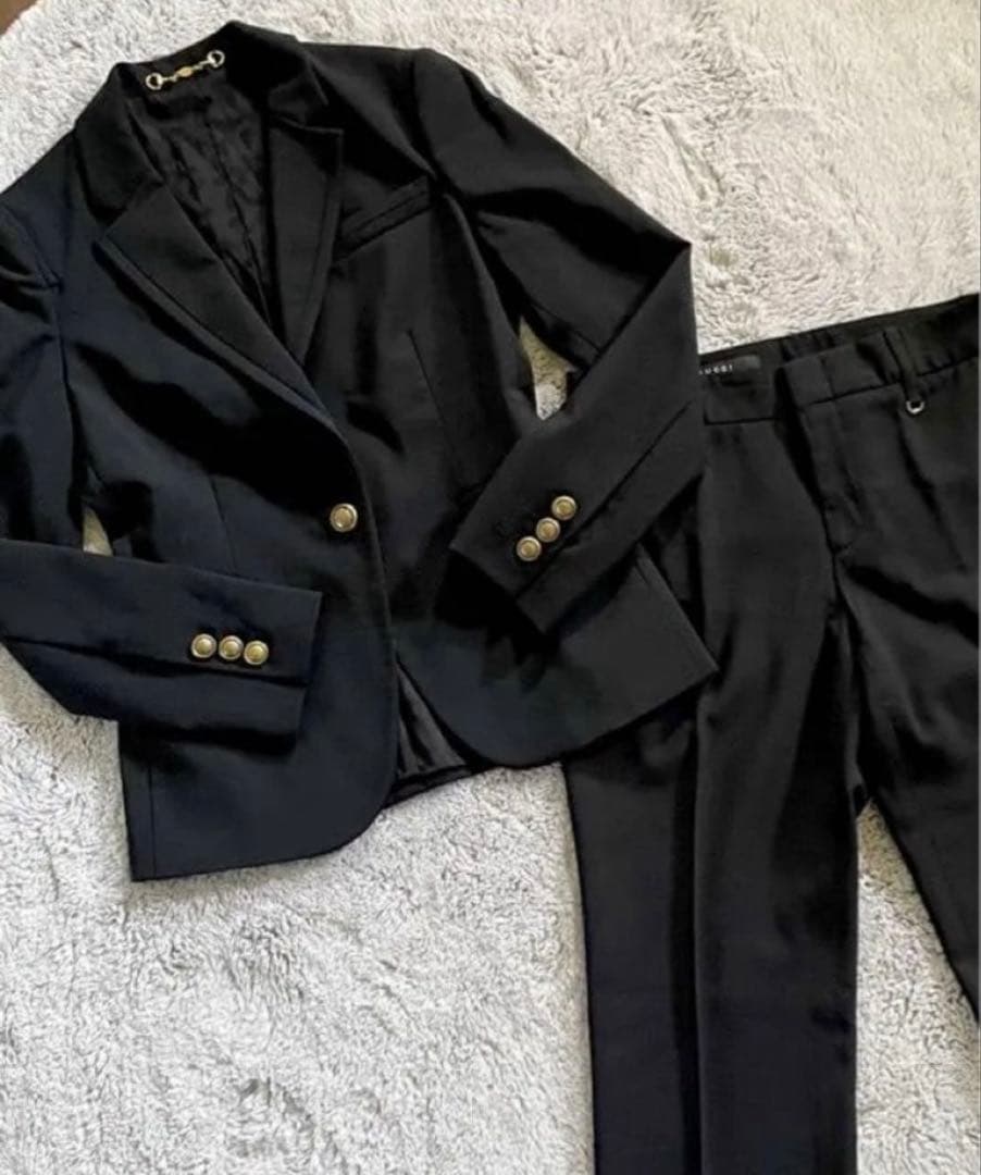 GUCCI レディーススーツ　セット　ブラック