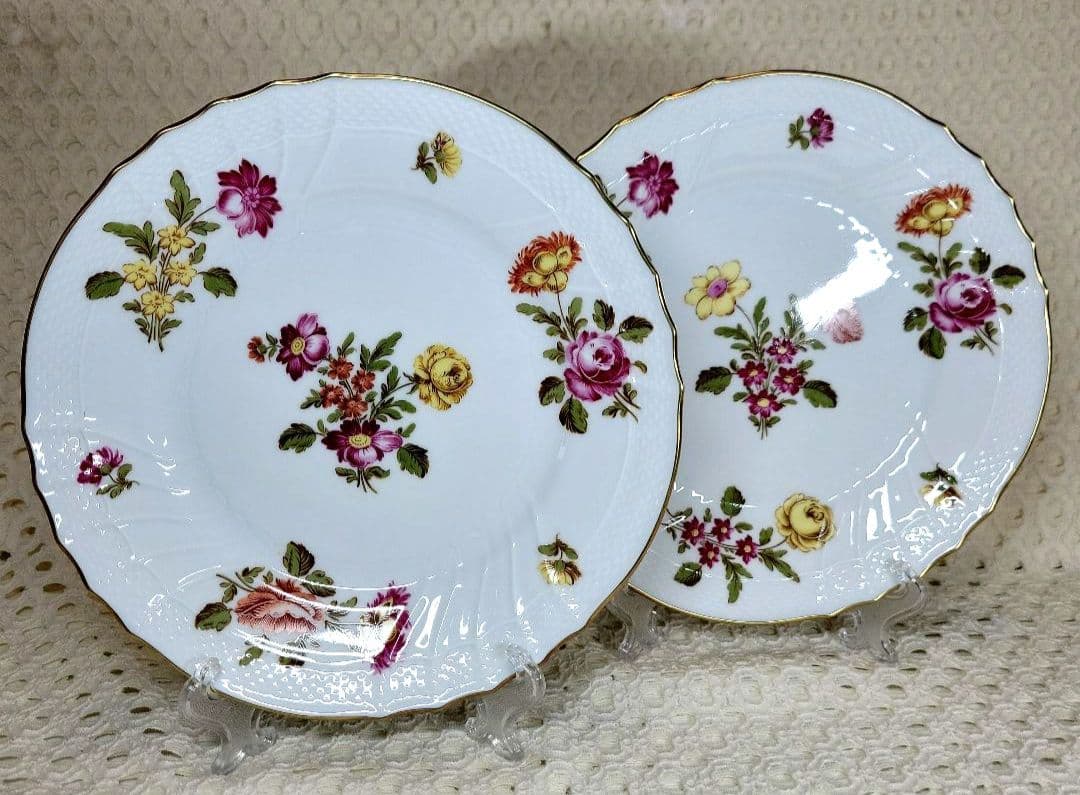 リチャードジノリ ドッチア工房　手描き　花柄　１９.５cmプレート２枚　です。