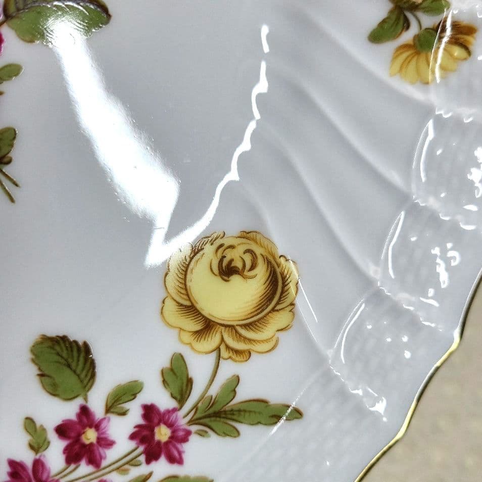 リチャードジノリ ドッチア工房　手描き　花柄　１９.５cmプレート２枚　です。