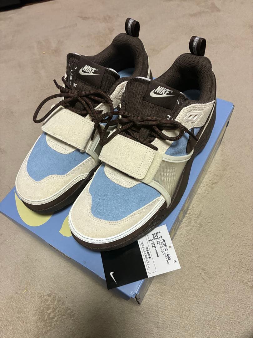 未使用Travis Scott x Nike Zoom Field Jaxx