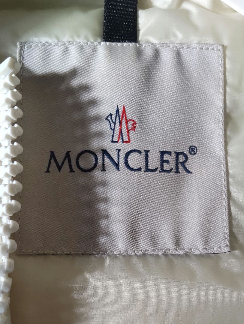 Moncler アイボリー ダウンジャケット