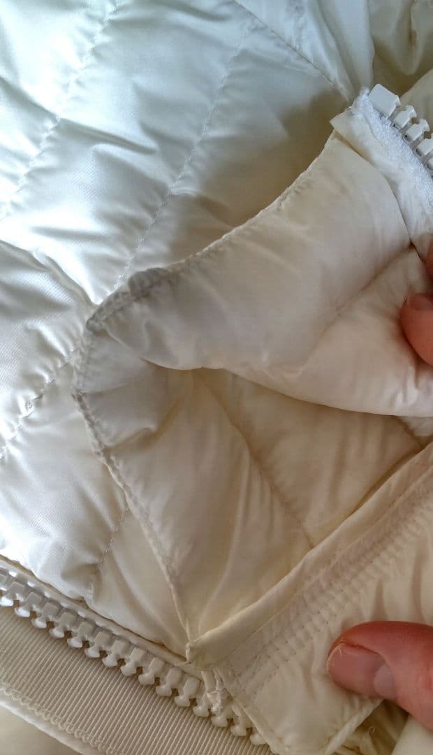 Moncler アイボリー ダウンジャケット