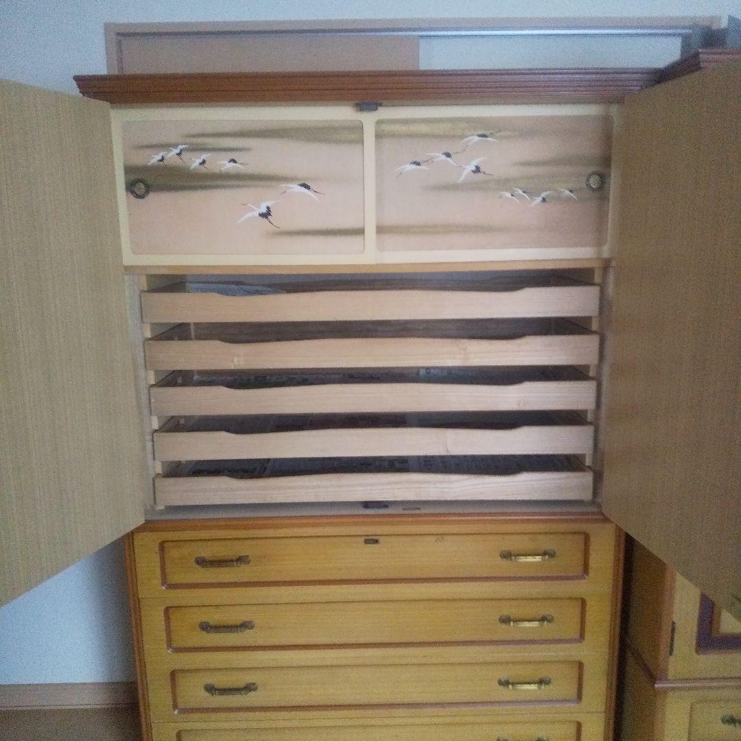 昭和レトロ伝統的な日本の箪笥 鶴の絵付き