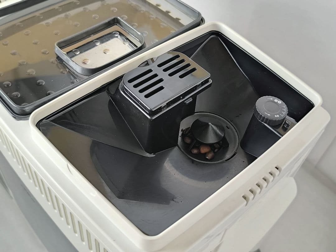 デロンギ　コンパクト全自動コーヒーマシンマグニフィカS ECAM22112W