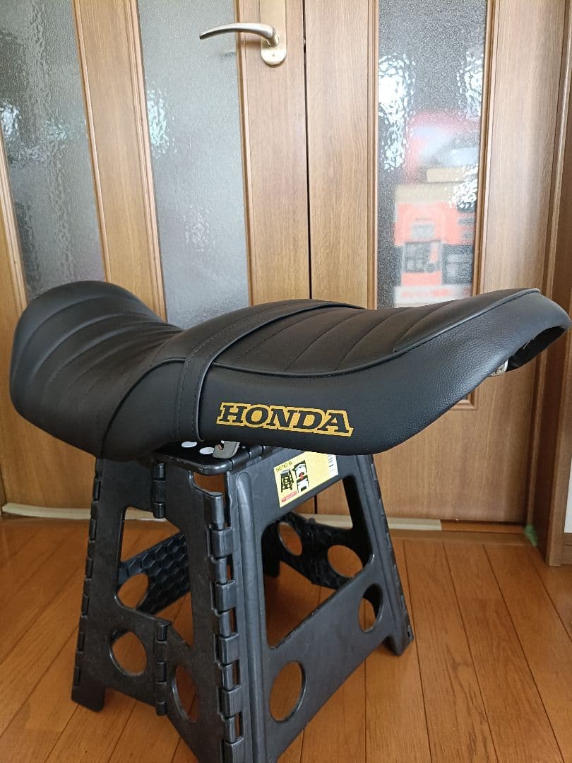 CB750 rc42 カスタムシート 斜め枠金ロゴHONDA　週末期間限定値下げ