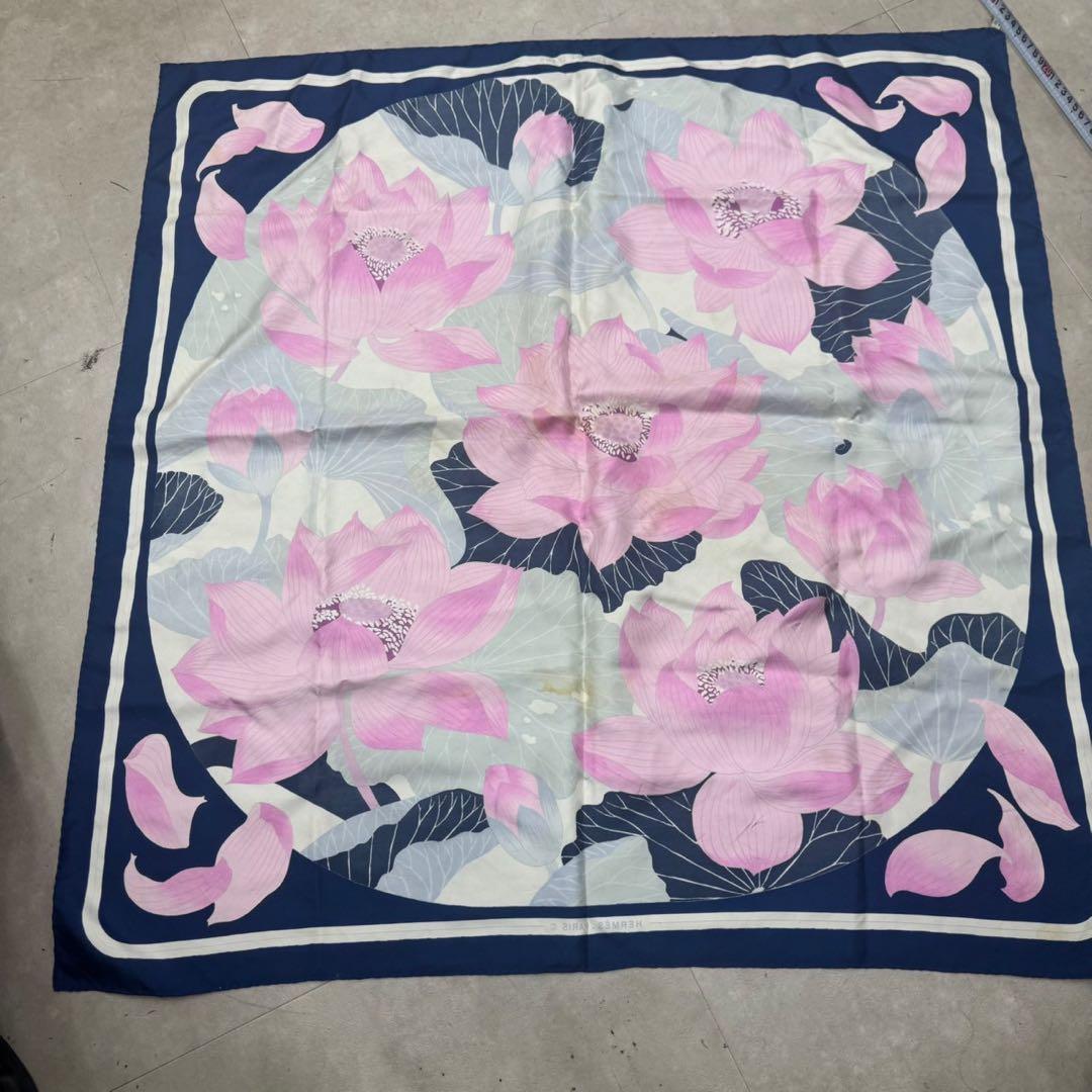 HERMÈS カレ90 ロータス 蓮の花 シルク スカーフ シミあり 中古品
