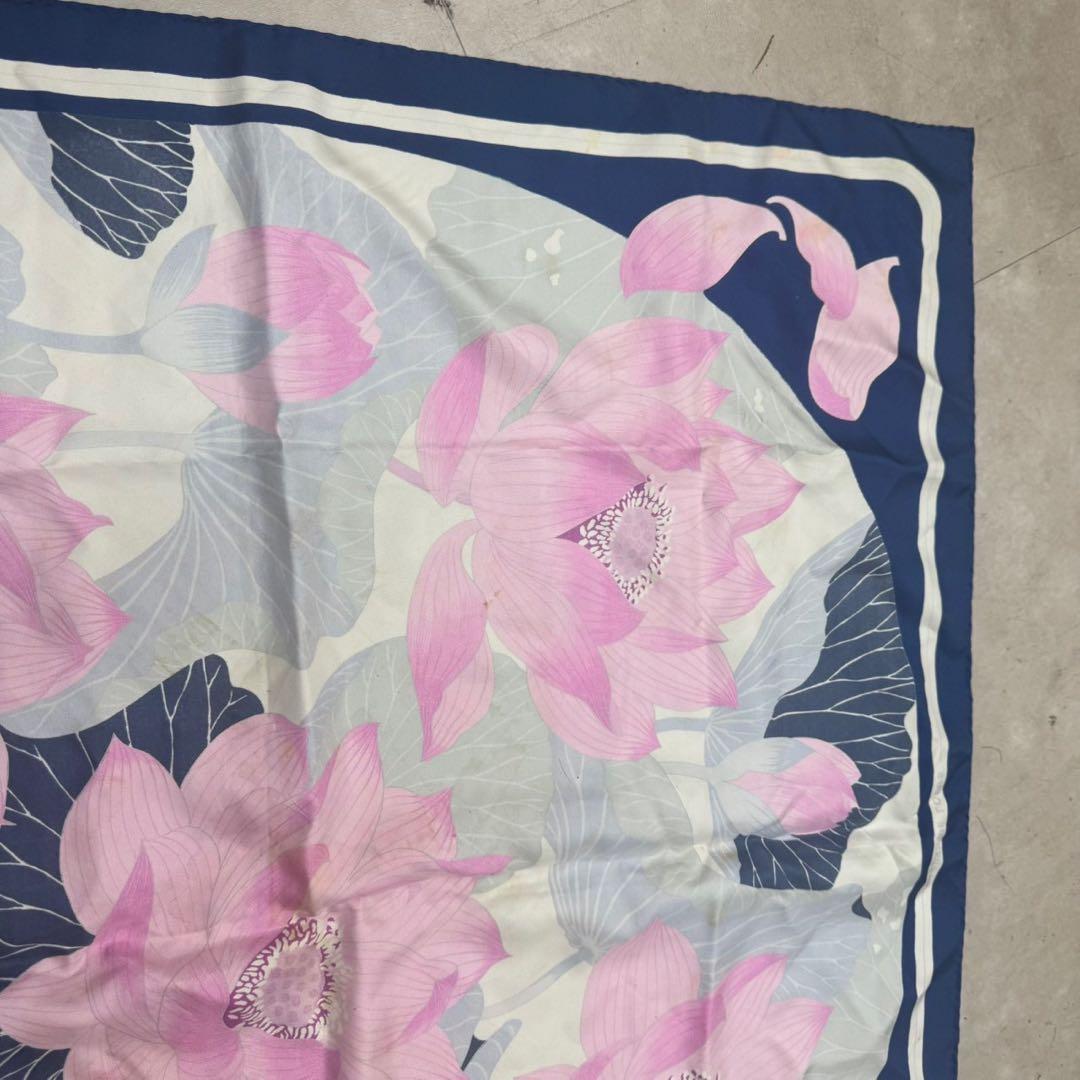 HERMÈS カレ90 ロータス 蓮の花 シルク スカーフ シミあり 中古品