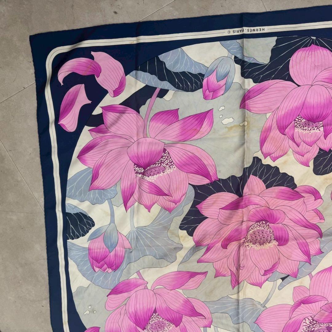 HERMÈS カレ90 ロータス 蓮の花 シルク スカーフ シミあり 中古品