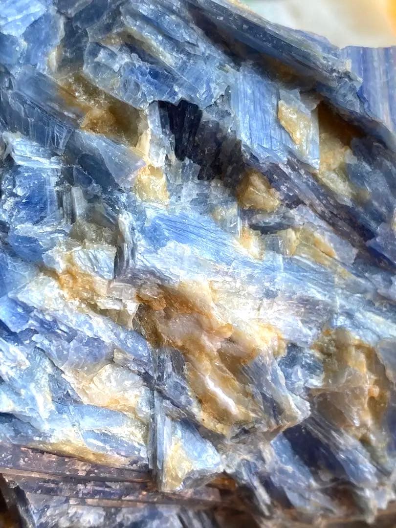 カイヤナイト原石