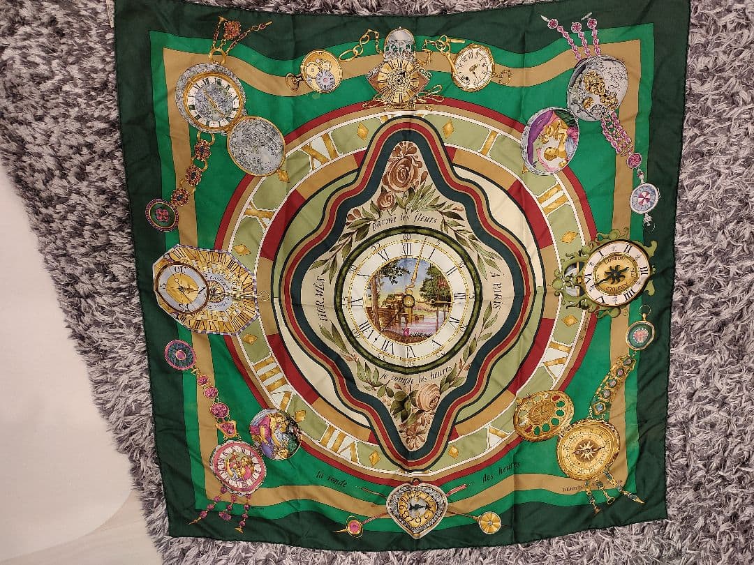 エルメス　緑色 時計デザイン シルクスカーフ