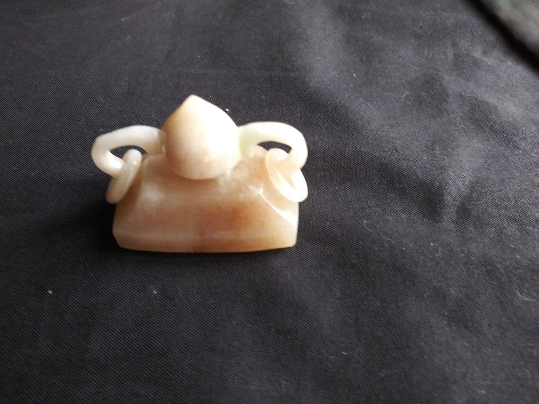 玉製鶏尊　南陽翡翠(独山玉)製　中国工芸品　置物　NO.640