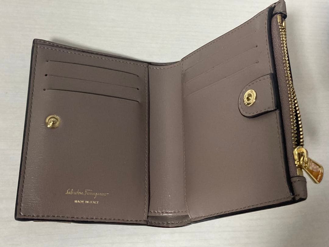 即日発送可！フェラガモ/二つ折り財布
