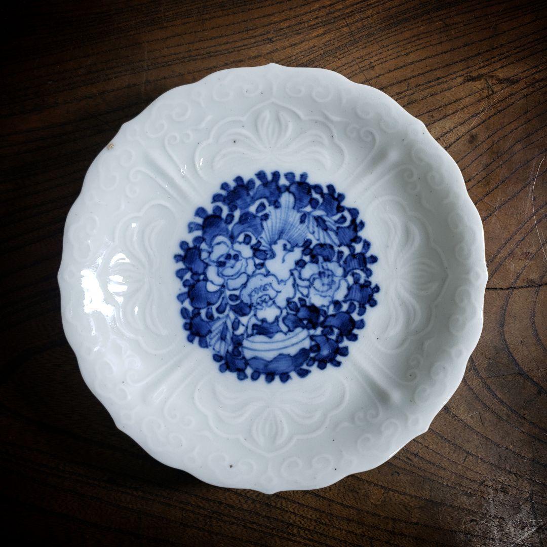 皿　白磁　古伊万里　獅子文様　染付　陽刻縁　牡丹　唐草　銘　明治　大正　イ号