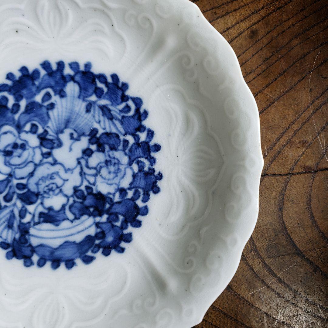 皿　白磁　古伊万里　獅子文様　染付　陽刻縁　牡丹　唐草　銘　明治　大正　イ号