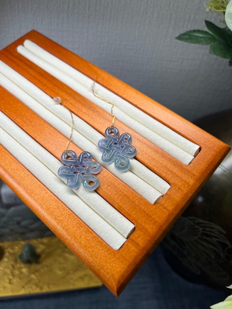 特選品‼️限定❣️希少品、高氷種儚い妖紫色18k中国結ピアス　鑑定書付き