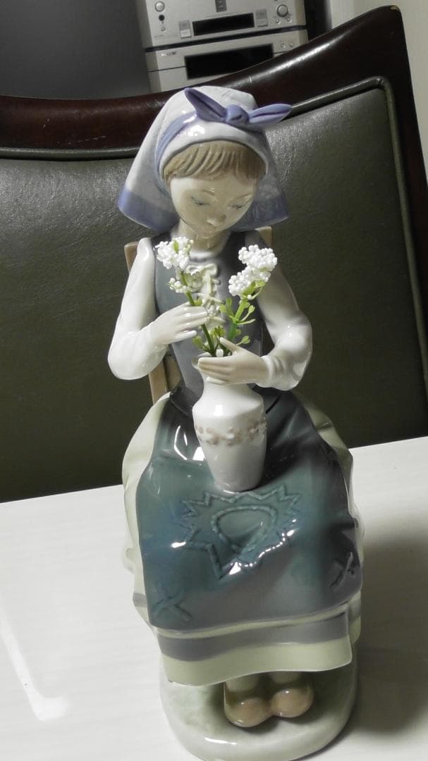 LLADRO　リヤドロ　【花瓶を持つ少女】　置物　インテリア　リアドロ　Ｌ387