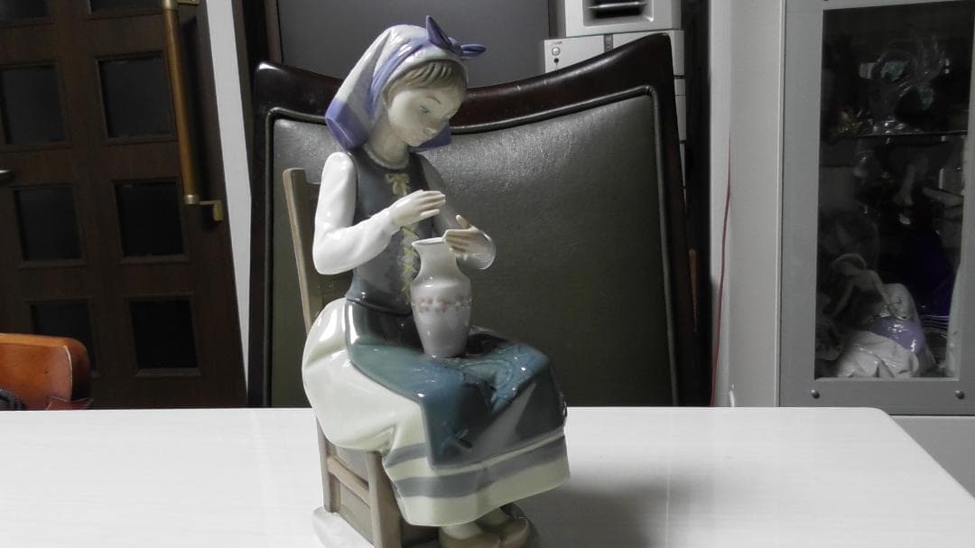 LLADRO　リヤドロ　【花瓶を持つ少女】　置物　インテリア　リアドロ　Ｌ387