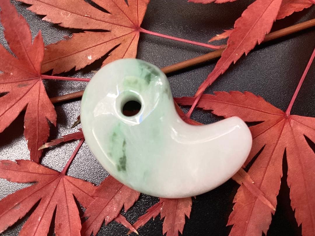 ✳摩訶不思議パワー　天然翡翠 淡いラベンダー色　糸魚川翡翠勾玉　本物を鑑別書付‼️