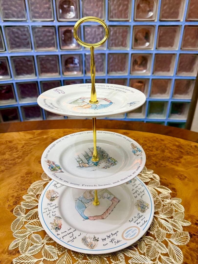 ウェッジウッド　ピーターラビット　アフタヌーンティー用３段ケーキスタンド