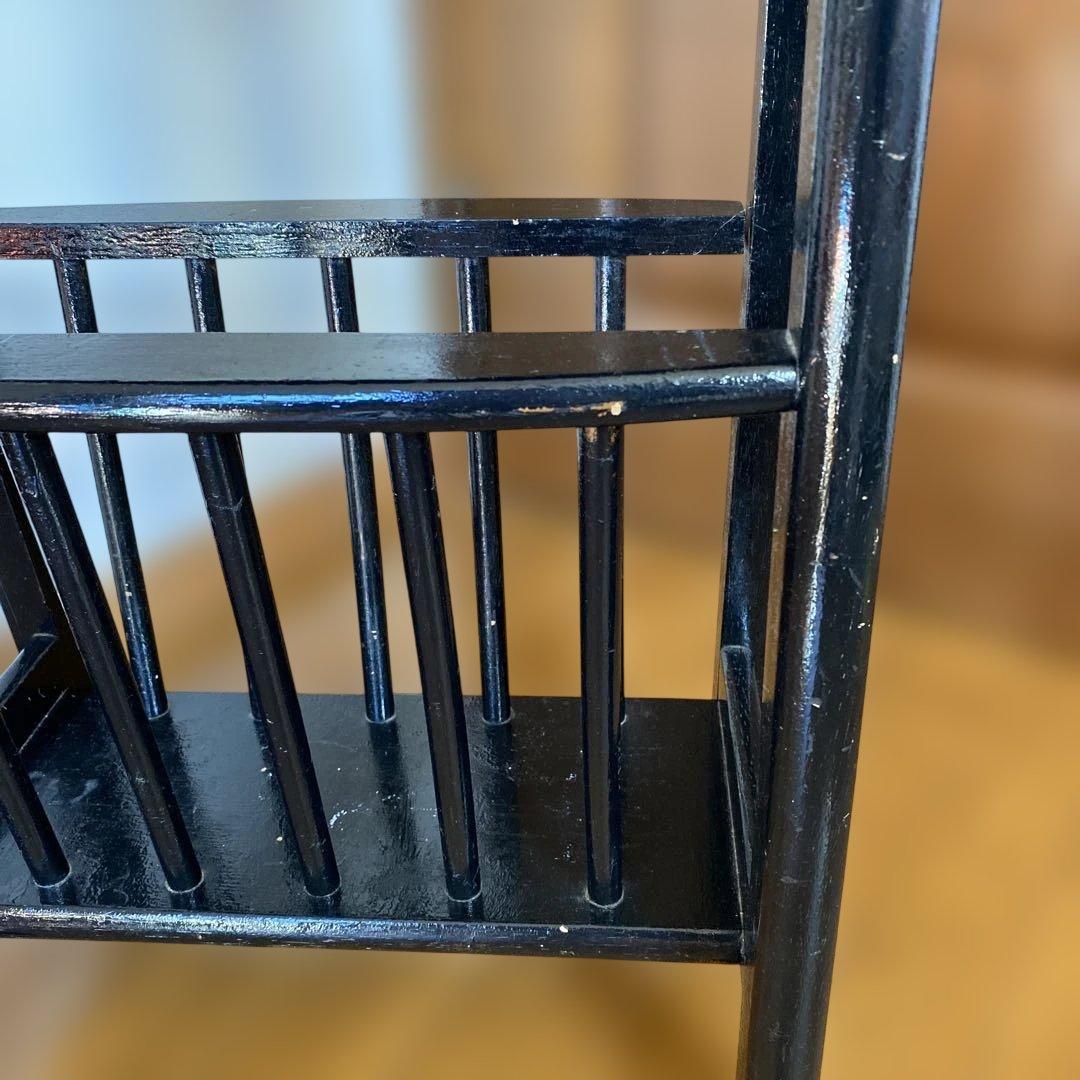 黒い木製楕円形ラック 下部収納付き