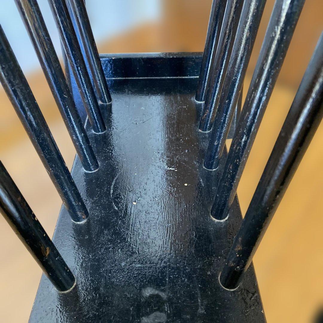 黒い木製楕円形ラック 下部収納付き