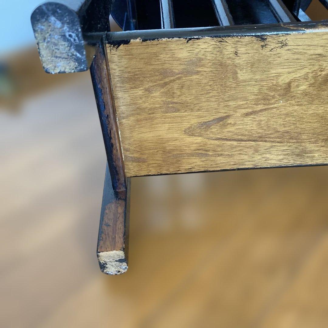 黒い木製楕円形ラック 下部収納付き