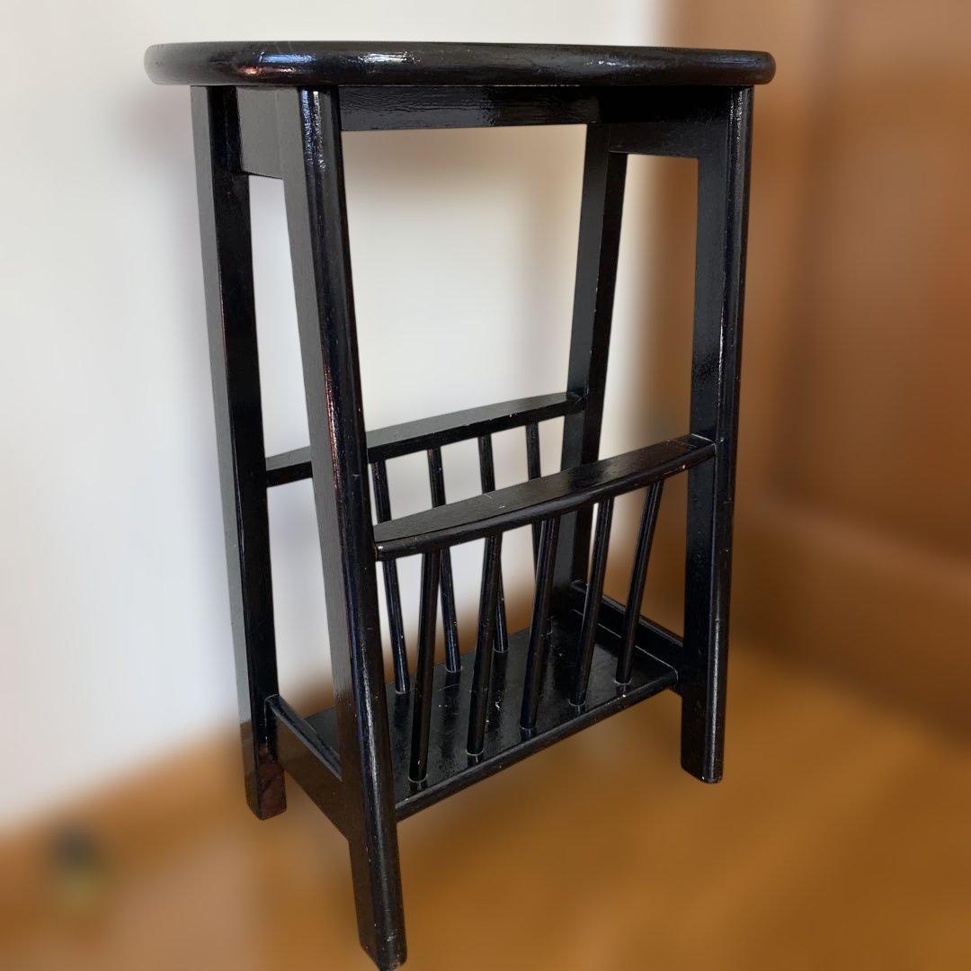 黒い木製楕円形ラック 下部収納付き