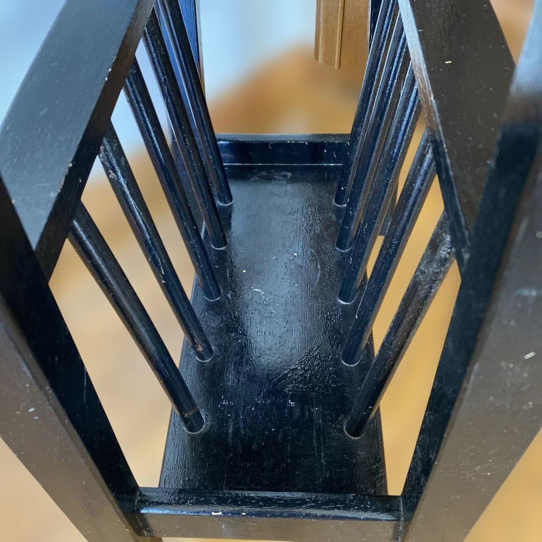 黒い木製楕円形ラック 下部収納付き