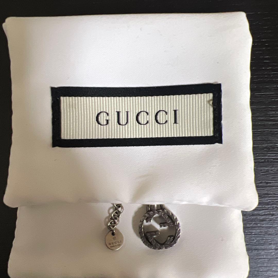 GUCCI シルバーネックレス　ロゴチャーム付き