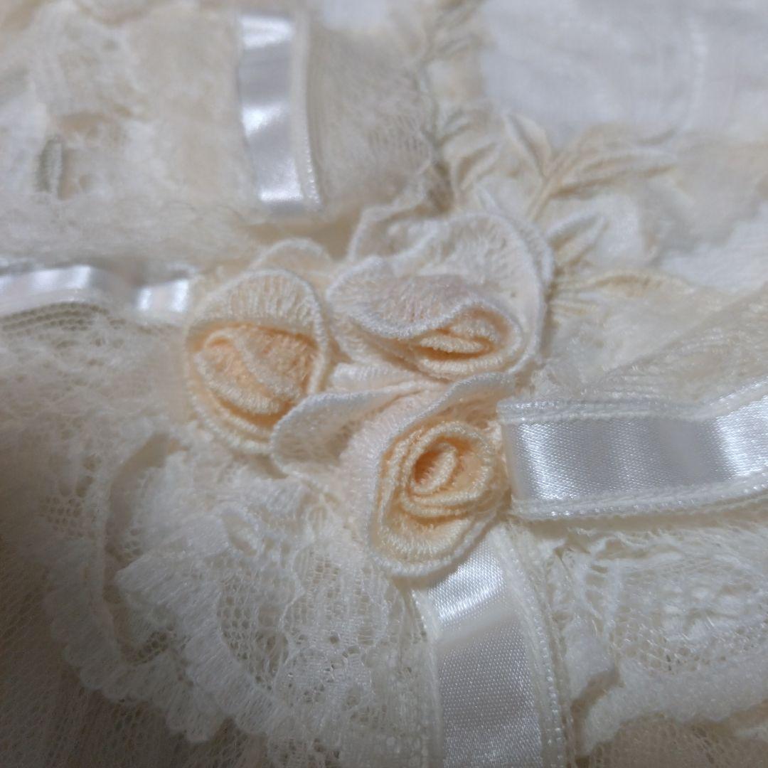 さえらヒスクローネのクリーム色のレース枕カバー