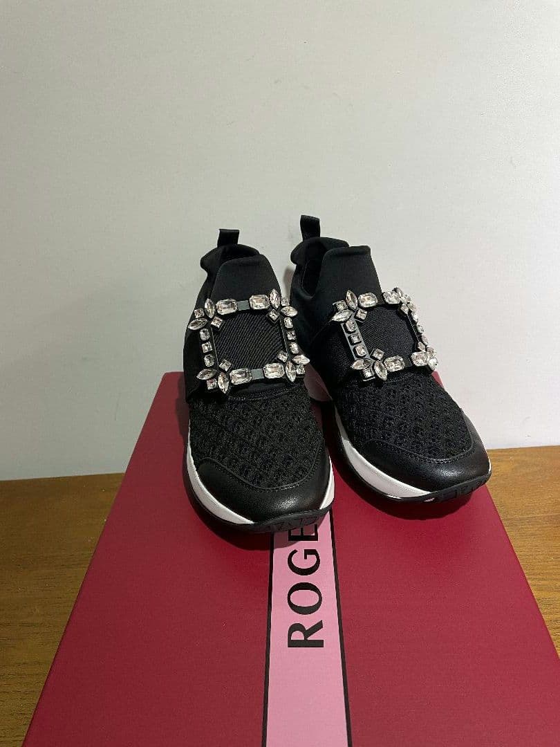 Roger Vivier ビジュー付き ブラックスニーカー