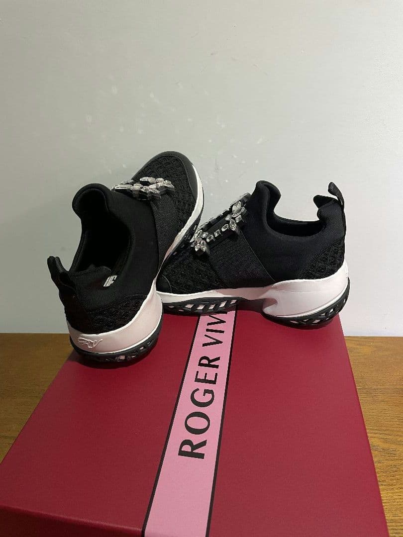 Roger Vivier ビジュー付き ブラックスニーカー