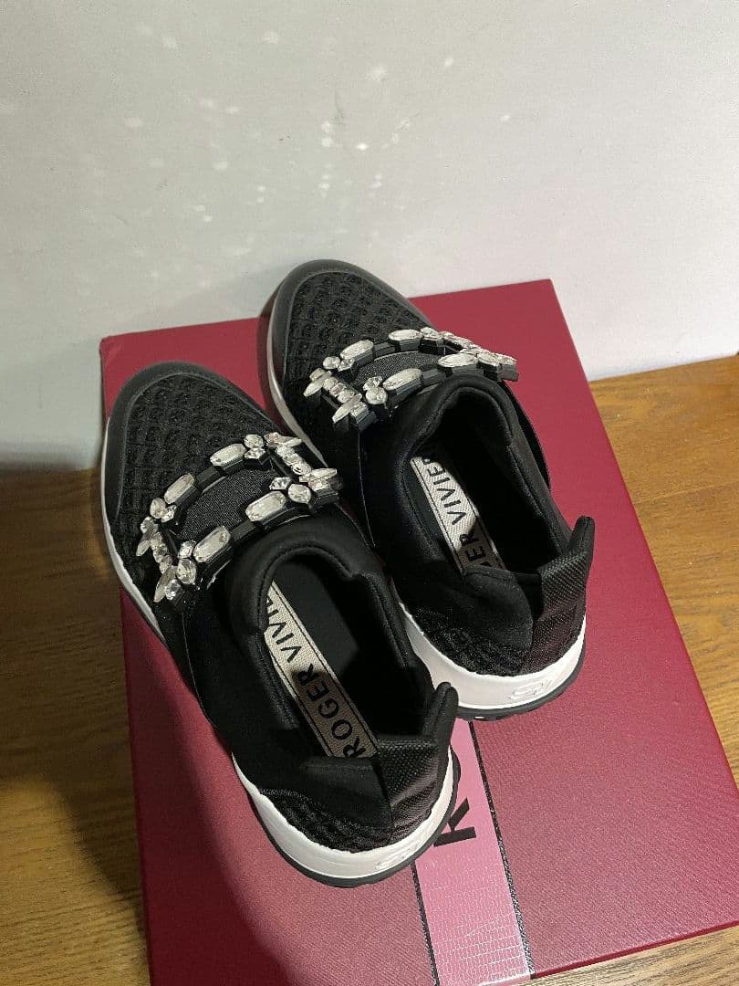 Roger Vivier ビジュー付き ブラックスニーカー