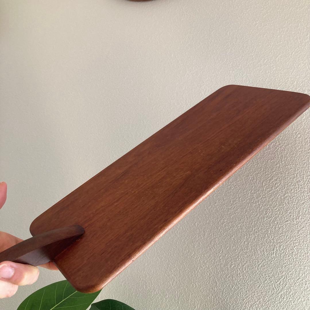 北欧ヴィンテージ　無垢材　チークのカッティングボード　持ち手付きトレイ