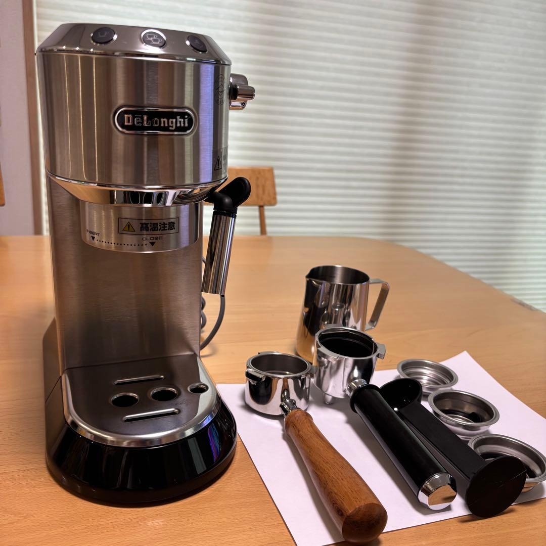 DeLonghi エスプレッソマシン　DEDICA EC680M