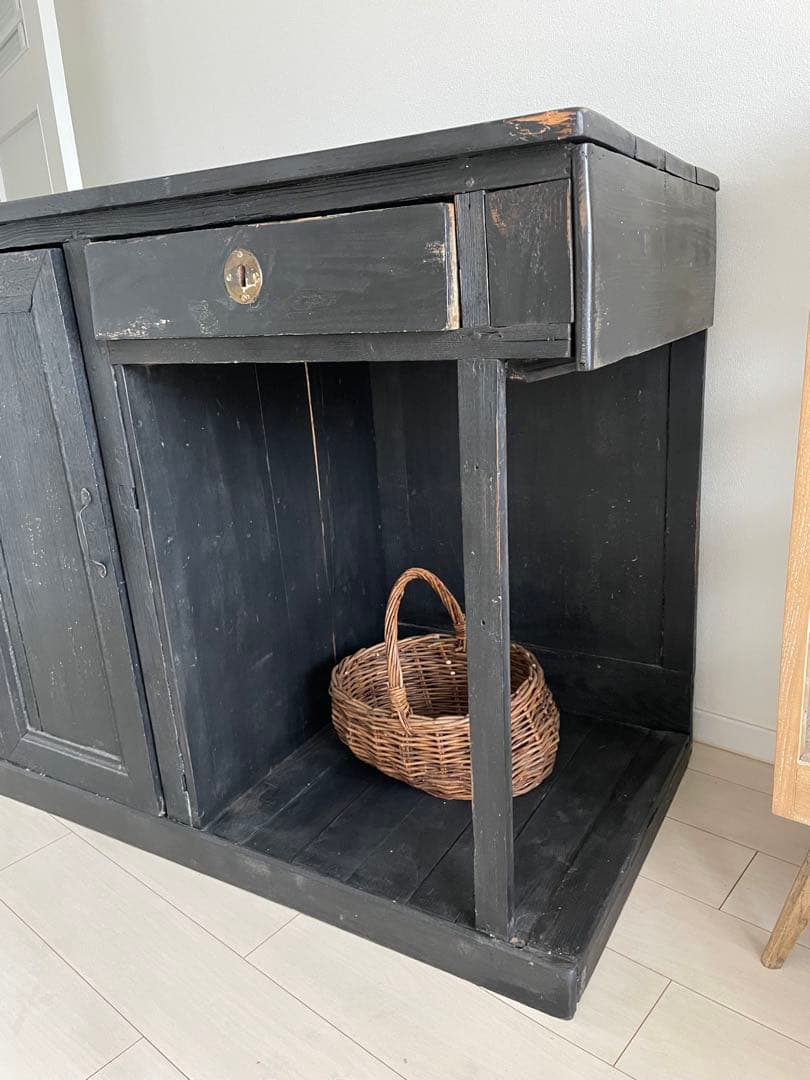 フランスアンティーク〜黒ペイントの袖付きカウンター・収納付き