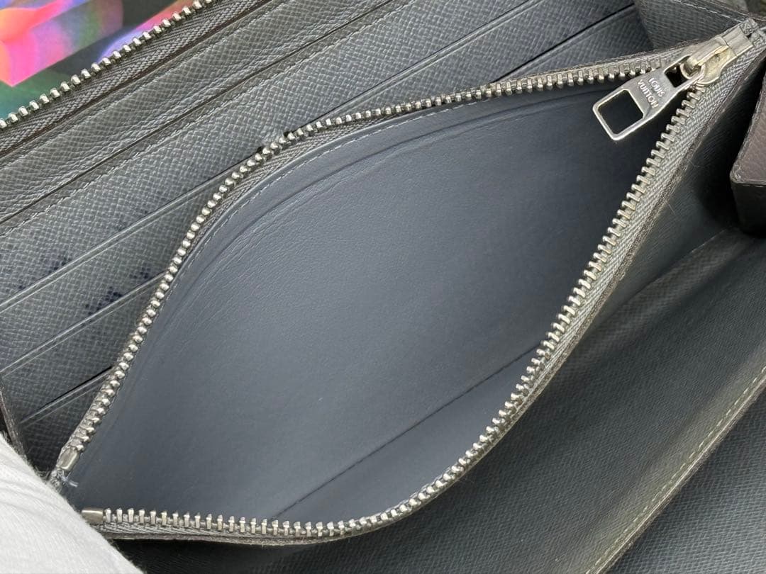 ルイヴィトン　タイガ　ジッピーオーガナイザー長財布　グレー系