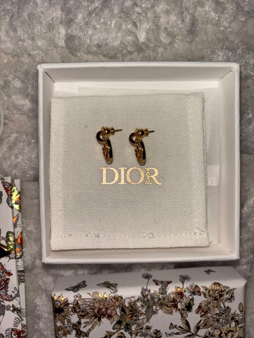 Dior ゴールドロゴピアス ギフトバッグ付き