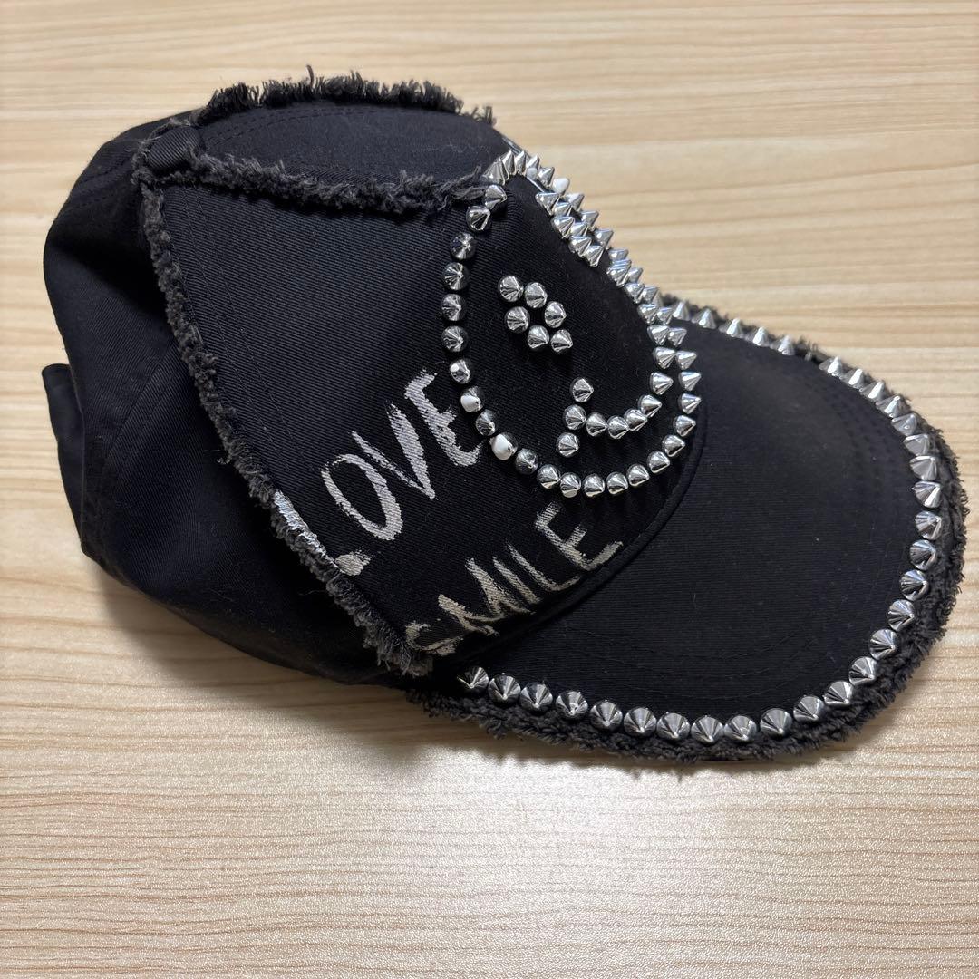 ANNE COQUINE スタッズ付きスマイリーフェイスキャップ