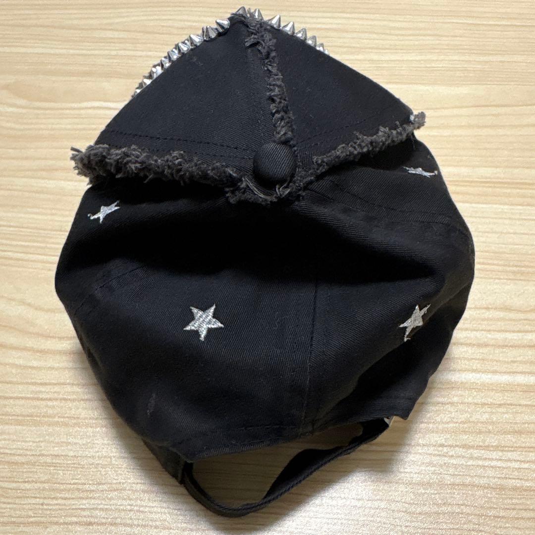 ANNE COQUINE スタッズ付きスマイリーフェイスキャップ