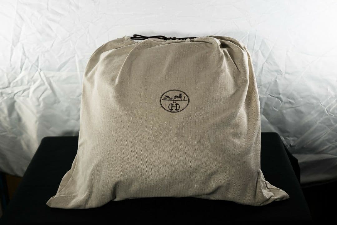 Hロゴ入りチェック柄クッション