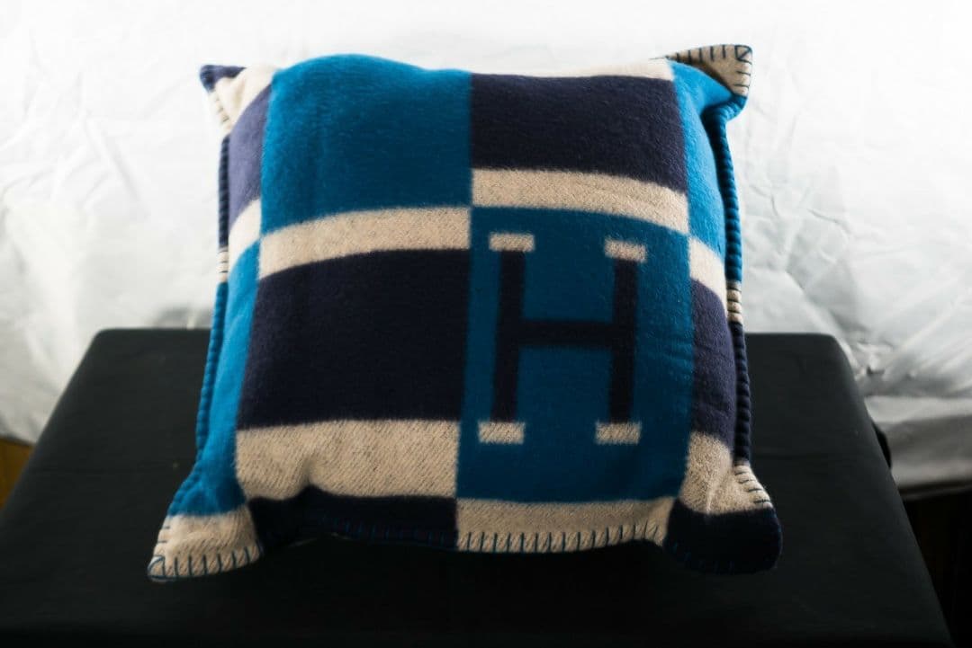 Hロゴ入りチェック柄クッション