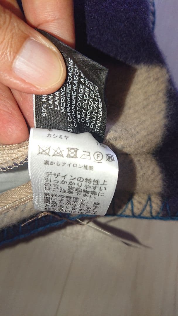 Hロゴ入りチェック柄クッション